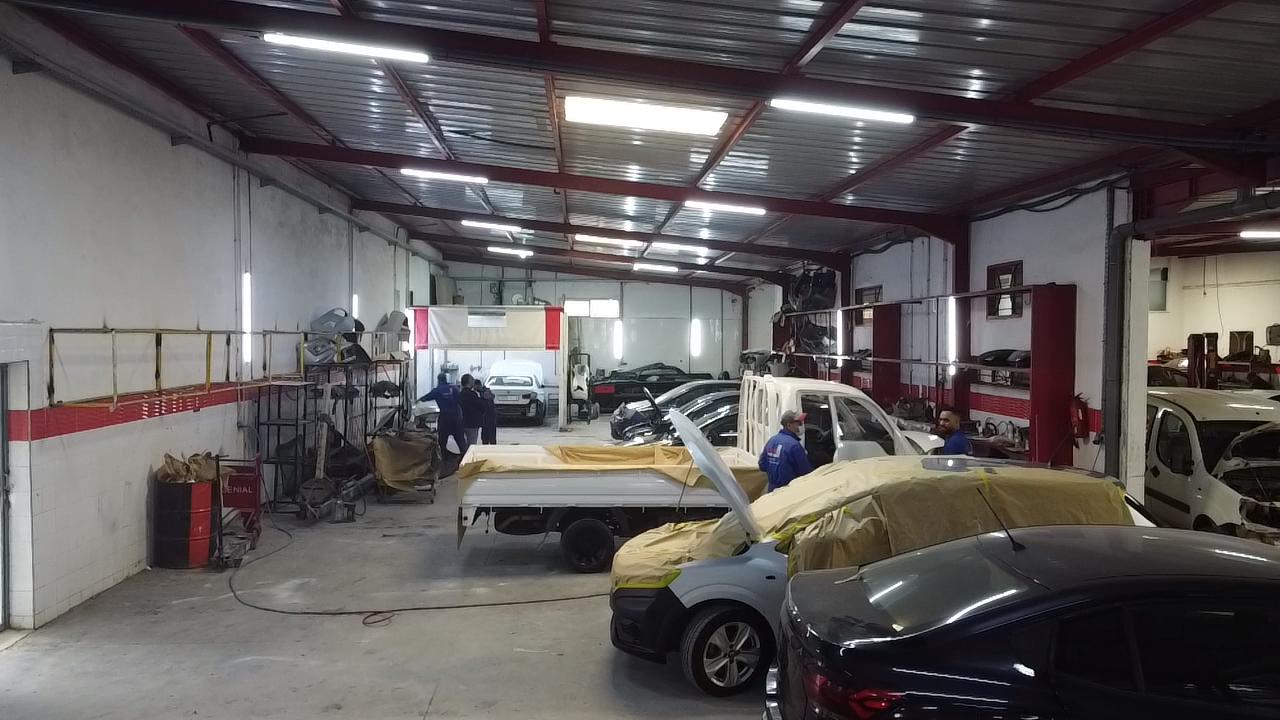 Mécanicien travaillant sur une voiture